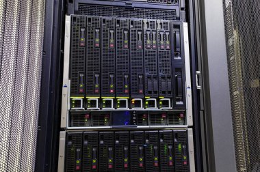 Sunucu odasındaki disk depolama bıçakları