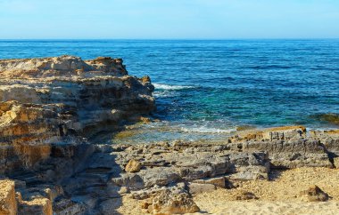 Girit adasının kıyısında taşlar ve kayalar volkanik kayalar var.