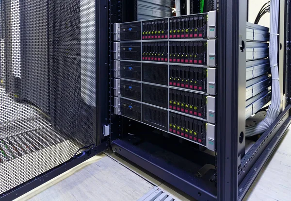 Server Lama Puntone Smontati Nel Moderno Data Center — Foto Stock
