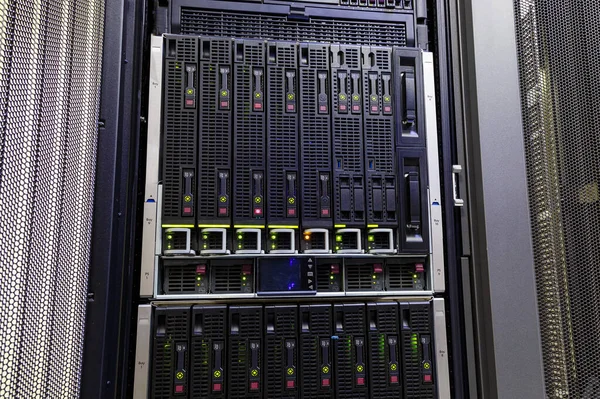 Lame Archiviazione Disco Nella Sala Server Mainframe — Foto Stock