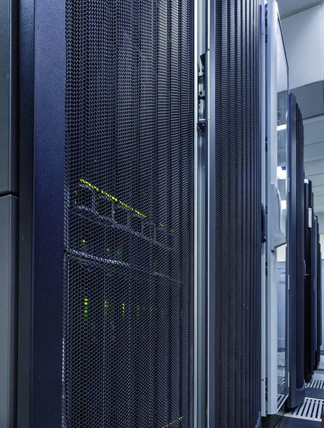 Gradi Dei Supercomputer Con Gli Indicatori Nel Centro Dati Moderno — Foto Stock