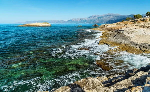 Dalgalar Kayalık Sahilde Kırılır Öfkeli Bir Deniz Fırtınada Doğal Bir — Stok fotoğraf