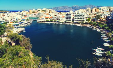 Agios Nikolaos, Girit, Yunanistan. Agios Nikolaos, Girit adasının doğu kesiminde Mirabello körfezinin kuzeybatısında inşa edilmiş pitoresk bir kasabadır..
