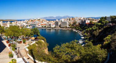 Agios Nikolaos, Girit Adası, Yunanistan: Voulismeni gölünün gölüne demirlemiş tekneler