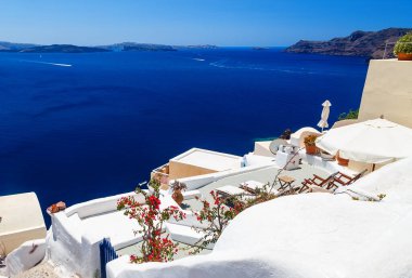 Yunanistan 'ın Santorini adasındaki Oia köyünün beyaz mimarisi