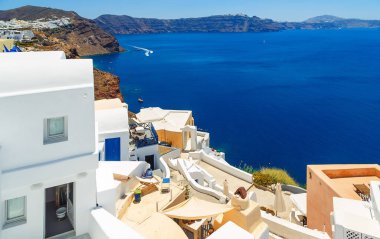 Santorini adasındaki Oia köyünün beyaz mimarisi.