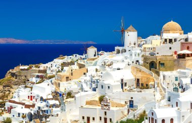 Oia Köyü 'nün nefes kesici manzarası Ege Denizi' ndeki geleneksel Yunan ada mimarisi. Santorini Adası, Yunanistan