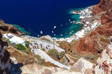 Oia 'daki uçurumun kenarına, Yunanistan' daki Santorini 'ye giden güzel merdivenler.