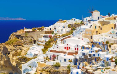Oia 'lı Skyline, yel değirmenli geleneksel beyaz mimari, Yunanistan' ın Santorini kasabası. Santorini, Ege Denizi 'ndeki bir adadır.,