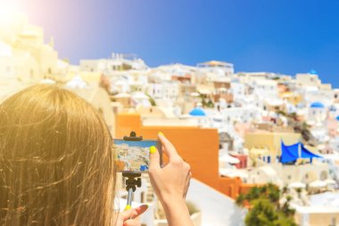 Genç ve güzel bir kadının cep telefonu kullanışının arka plan görüntüsü.