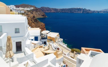 Yunanistan 'ın Santorini adasındaki Oia kasabasının panoramik manzarası. Deniz manzaralı güzel bir manzara..