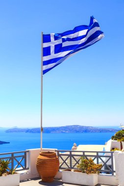 Yunanistan 'ın Santorini kentinde çiçek saksılarında kaktüs ve bayrak