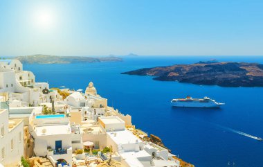 Turistik Fira şehrinden yanardağ ve volkana güzel bir panoramik manzara