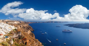 Panoramik kuş bakışı beyaz bina, mavi gökyüzü ve Santorini adasındaki canlı deniz manzarası