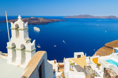 Ortodoks Kilisesi 'nin çan kulesi Fira, Santorini Adası' ndaki volkanik kalderanın manzaralı.