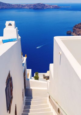 Santorini Adası, Yunanistan 'da beyaz mimari. Deniz manzaralı güzel bir manzara..