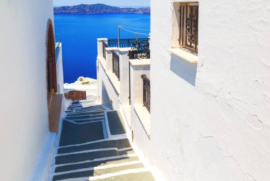Santorini Adası, Yunanistan 'da beyaz mimari. Güzel manzara, deniz manzarası..