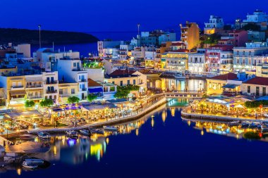 Aghios Nikolaos gece görüşü - Mirabello körfezinin kuzeybatısında Girit adasının doğusunda pitoresk bir kasaba inşa edildi.