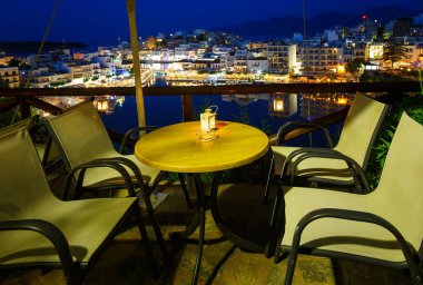 Aghios Nikolaos gece görüşü - Mirabello körfezinin kuzeybatısında Girit adasının doğusunda pitoresk bir kasaba inşa edildi.