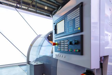 Bilgisayar Sayısal Kontrol CNC ile makine araçları. CNC, bir depolama ortamında şifrelenmiş tam programlanmış komutlar tarafından çalıştırılan makine araçlarının otomasyonudur..