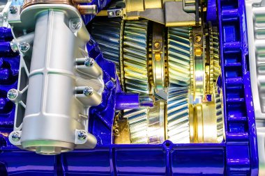 Arabanın içten yanmalı motorunun içindeki teçhizat.