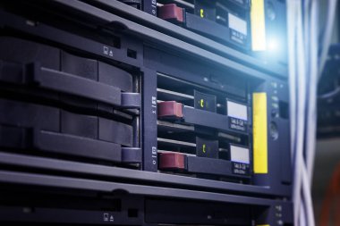 Bir veri merkezinde ağ sunucuları. Sığ Alan Derinliği