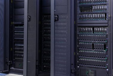 Geniş disk depolama modern veri merkezine sahip süperbilgisayar sırası