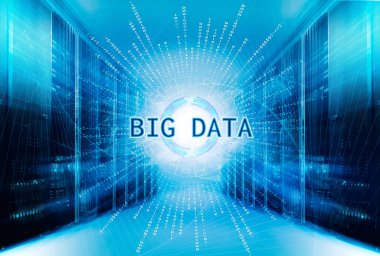 Veri merkezinde parlak bir ışıkla simetrik fütürist modern sunucu odası