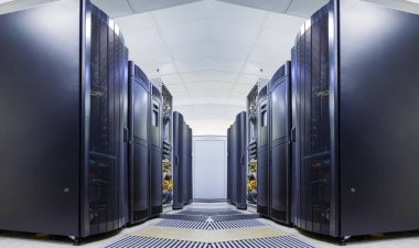 Fütürist ışınlar ve sıra sıra ekipmanlarla simetrik veri merkezi odası