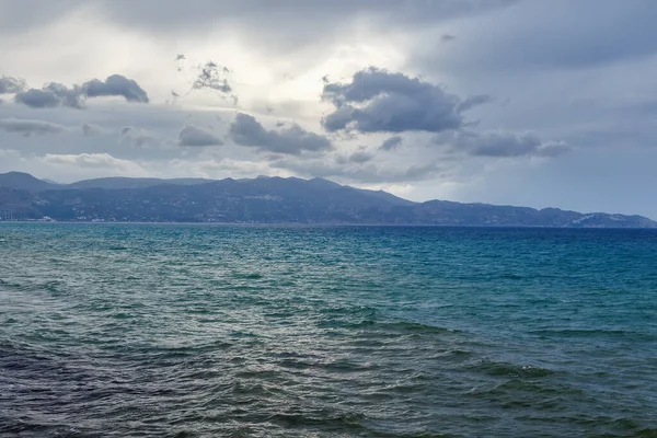 Kötü Hava Bulutlu Gökyüzü Ile Deniz Manzarası — Stok fotoğraf