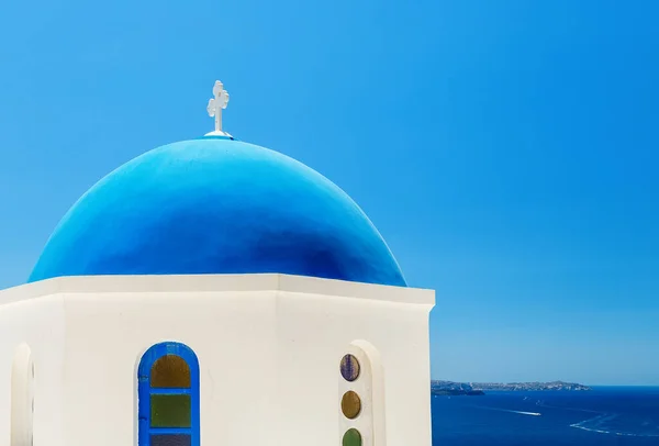 Eglise Grecque Avec Dôme Bleu Près Mer Dans Ville Oia — Photo