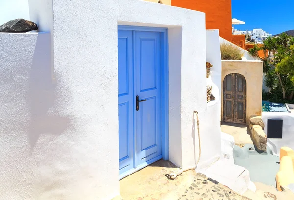 Maison Traditionnelle Colorée Avec Fenêtres Bleues Sur Rue Santorin Fira — Photo