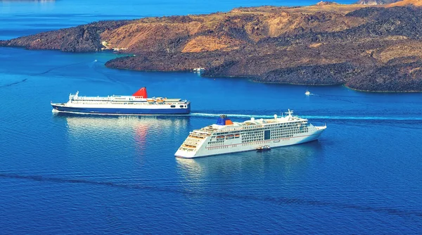 ギリシャサントリーニ島カルデラス近くのクルーズ客船 — ストック写真