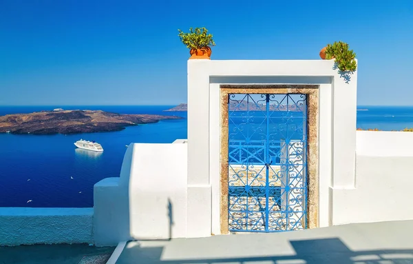 Tradiční Modré Dveře Ostrově Santorini Řecko Výhledem Sopečnou Kalderu — Stock fotografie