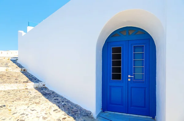 Maison Traditionnelle Grecque Blanche Façade Avec Porte Bleue Pots Fleurs — Photo