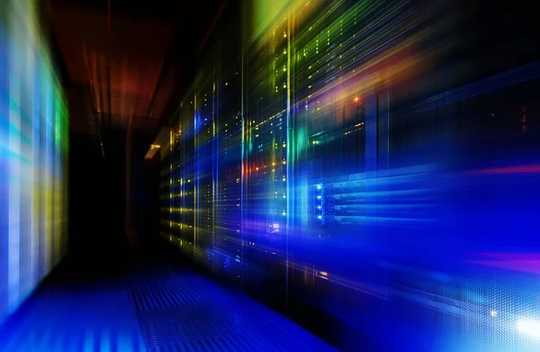 Veri merkezi satırındaki ana bilgisayarın muhteşem görüntüsü