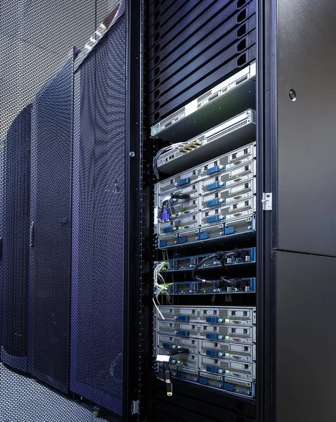 Arbeiten Eines Computerservers Für Gittertüren — Stockfoto