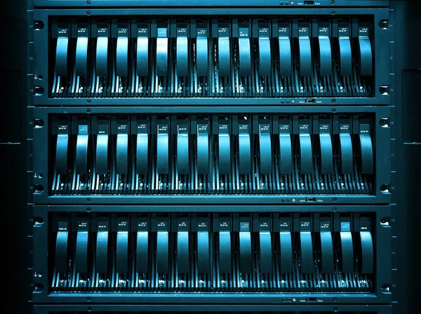 sunucular yedekleme ve veri depolama için bir veritabanı içinde sabit disklerle istiflenir