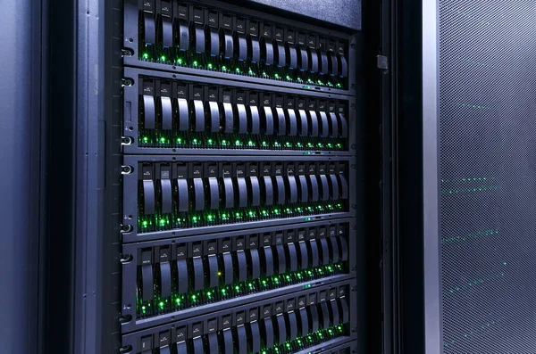 Server Stack Con Dischi Rigidi Nel Datacenter Backup Archiviazione Dei — Foto Stock
