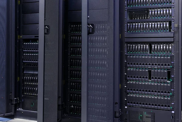 Fila Supercomputer Con Grande Spazio Archiviazione Disco Moderno Data Center — Foto Stock