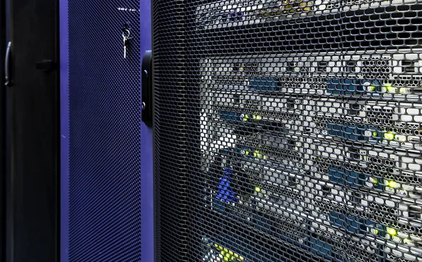 Sunucu Donanımlı Raflarla Dolu Modern Yüksek Teknoloji Internet Veri Merkezi — Stok fotoğraf