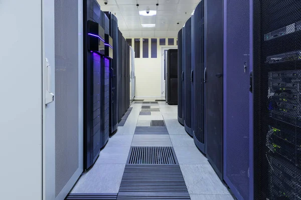 Sala Server Con Moderne Apparecchiature Mainframe Nel Data Center — Foto Stock