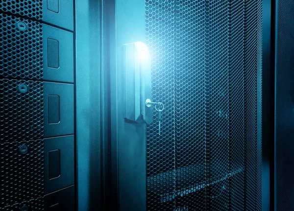 Porta Perforata Armadio Rack Server Chiave Viene Inserita Nella Serratura — Foto Stock