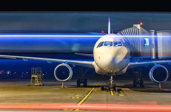 现代白色客机夜间停靠在停车场上 准备迎接国际机场的乘客 — 图库照片