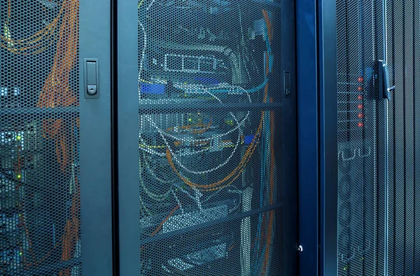 İçerideki LED göstergesiyle Sunucu Rafı