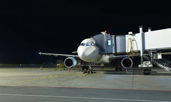 Modernes Weißes Passagierflugzeug Das Nachts Auf Einem Parkplatz Steht Und — Stockfoto