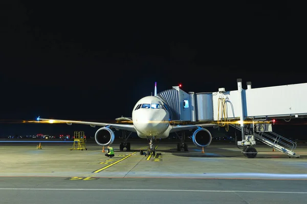 Modernes Weißes Passagierflugzeug Das Nachts Auf Einem Parkplatz Steht Und — Stockfoto