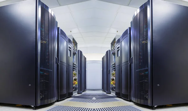 Fütürist ışınlar ve sıra sıra ekipmanlarla simetrik veri merkezi odası