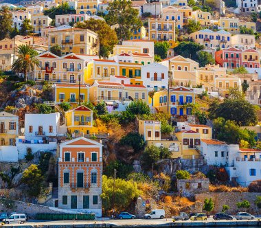 Yunanistan 'ın Simi kentinde liman hizasında renkli evler