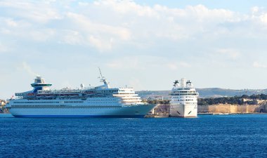 Rodos adasının limanında büyük beyaz bir yolcu gemisi